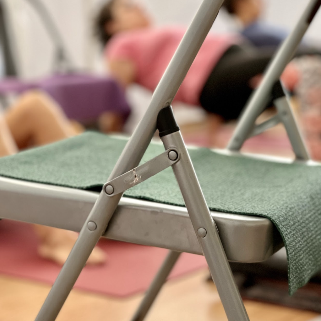 Silla y esterilla de yoga. Uso de props en el Yoga Iyengar
