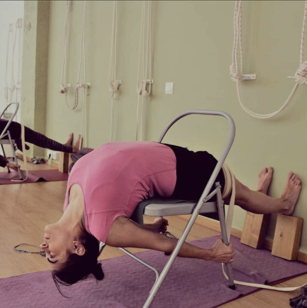dwi pada viparita dandasana con soportes de yoga